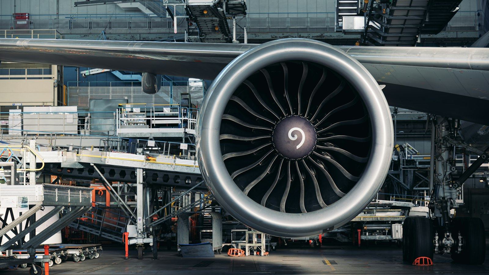 Maintenance d'un réacteur d'avion sur un site aéronautique (MRO)