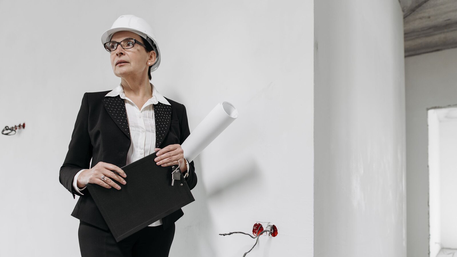 Directrice d'usine en visite d'inspection sur un site industriel