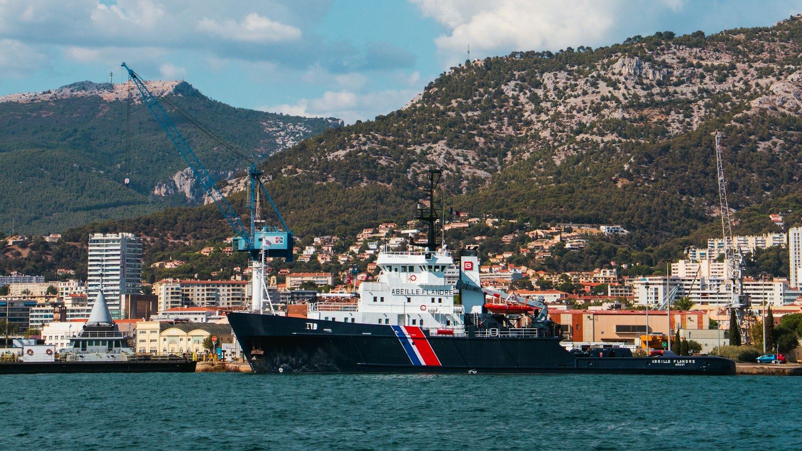 Navire dans la rade de Toulon, bassin naval industriel du Var